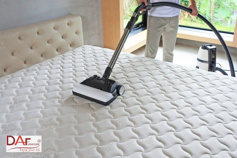Cách vệ sinh nệm tại nhà - Bước 1: hút bụi kỹ, kể cả các đường viền