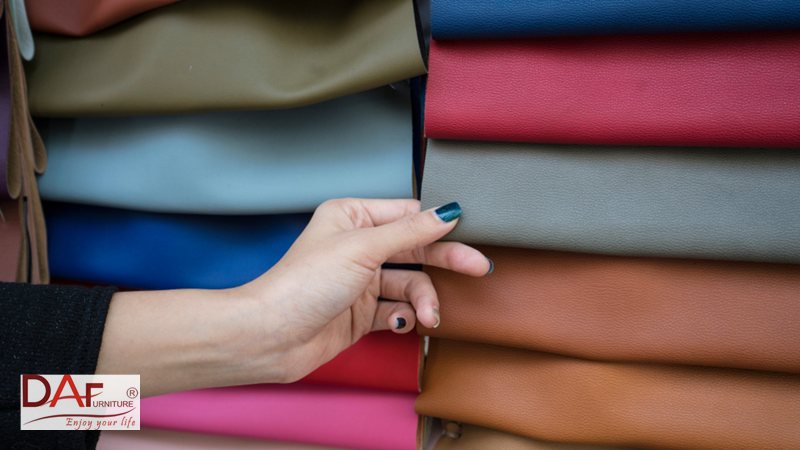 Da thật và da công nghiệp phân biệt - Nhìn bề mặt: lỗ chân lông và vân không đều