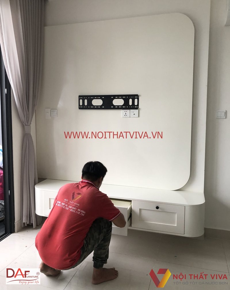 Kệ tivi treo tường hay kệ đứng - Bảng so sánh kệ tivi treo tường hay kệ đứng